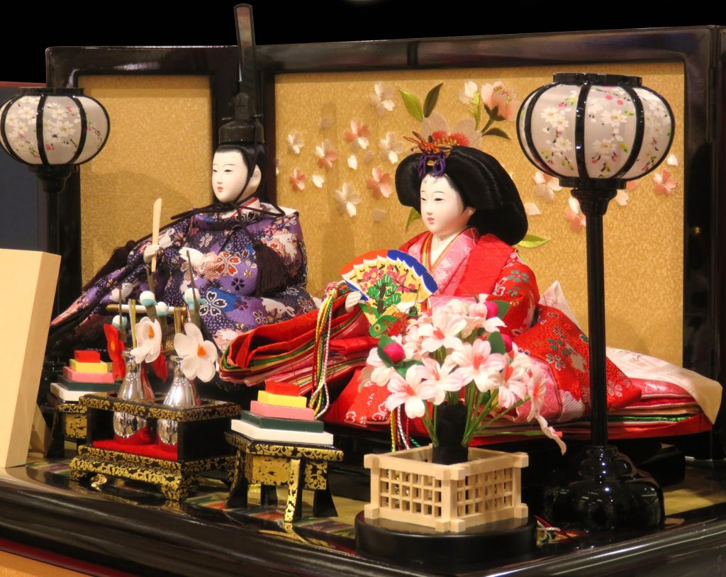 https://www.kyoto-ryokan-sakura.com/wp-content/uploads/2020/03/maiko-geisha-doll-kimono-history-traditional-answers-1024x814.jpg